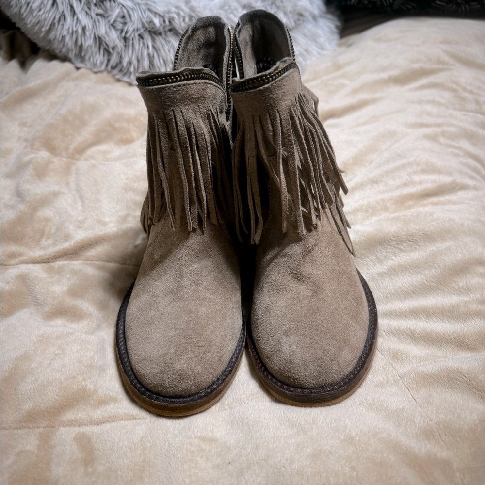 Women’s EUC DINGO SHORT BOOTS SZ 6.5.